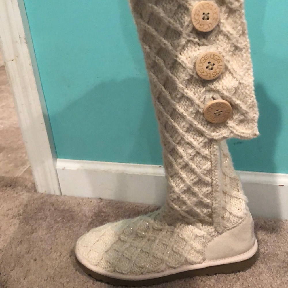 Tall cream knitted furry UGG boots size 8